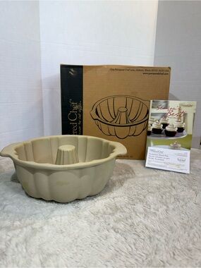 The Pampered Chef #1440 Stoneware Fluted Bundt Pan